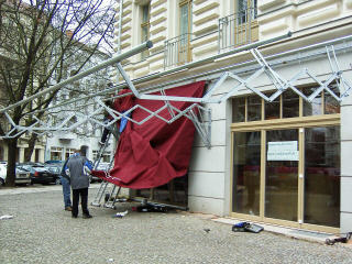 Montage der Scherenarmmarkise am Cafe ANNA BLUME