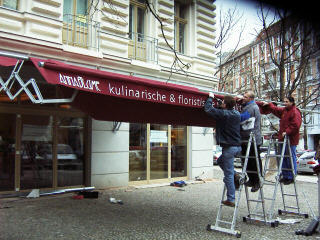 Montage der Scherenarmmarkise am Cafe ANNA BLUME