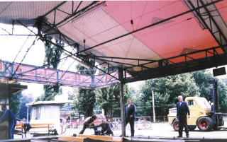 Montage des Miniskooterdaches im Kulturpark Berlin